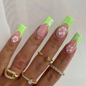 🍒🍒 24 Pieces Flower Press On (Glue On) Nails